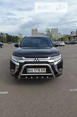 Позашляховик / Кросовер Mitsubishi Outlander 2017 в Києві