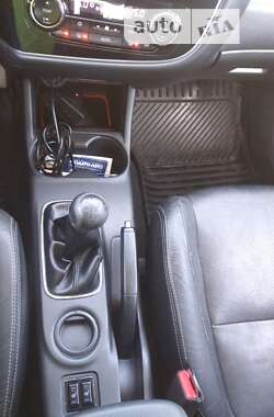 Внедорожник / Кроссовер Mitsubishi Outlander 2012 в 