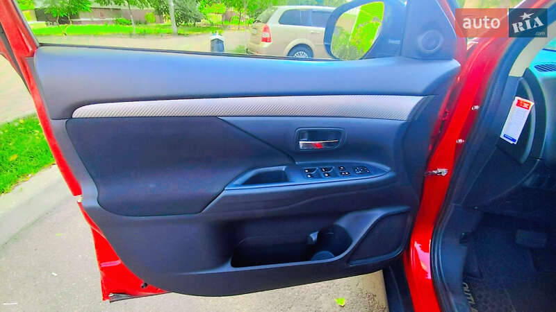 Внедорожник / Кроссовер Mitsubishi Outlander 2017 в Киеве