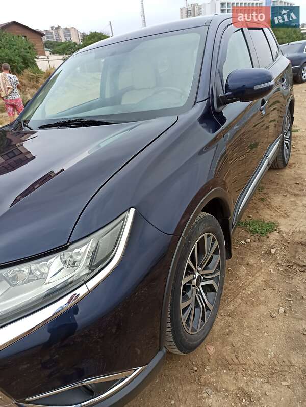 Внедорожник / Кроссовер Mitsubishi Outlander 2017 в Черноморске