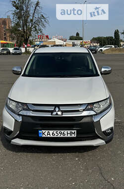 Внедорожник / Кроссовер Mitsubishi Outlander 2015 в Киеве