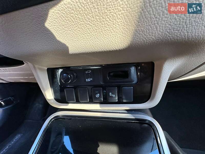 Внедорожник / Кроссовер Mitsubishi Outlander 2018 в Запорожье