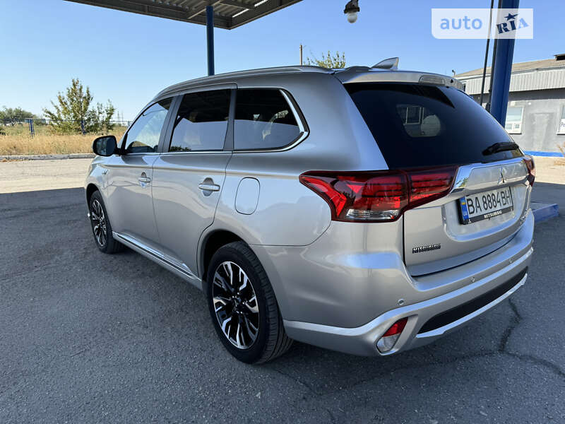 Внедорожник / Кроссовер Mitsubishi Outlander 2017 в Кропивницком