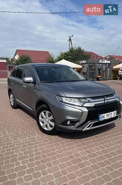 Внедорожник / Кроссовер Mitsubishi Outlander 2022 в Ровно