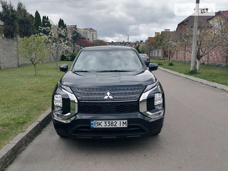 Внедорожник / Кроссовер Mitsubishi Outlander 2021 в Киеве