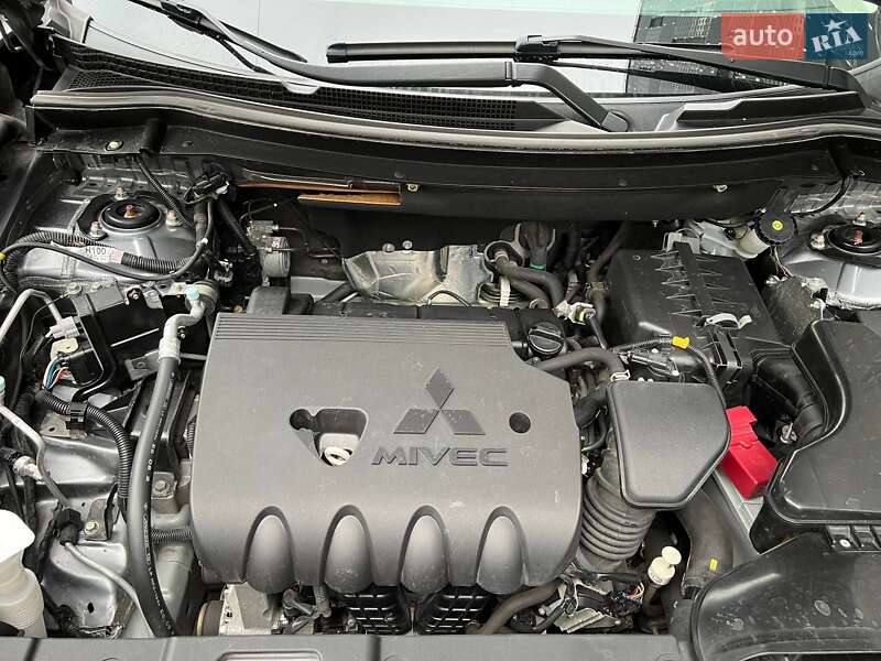 Внедорожник / Кроссовер Mitsubishi Outlander 2015 в Львове