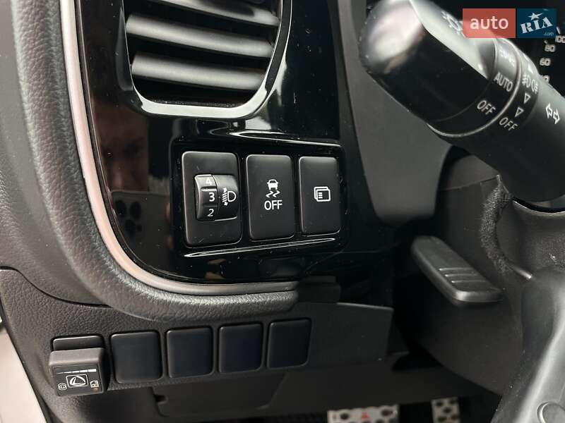 Позашляховик / Кросовер Mitsubishi Outlander 2017 в Луцьку