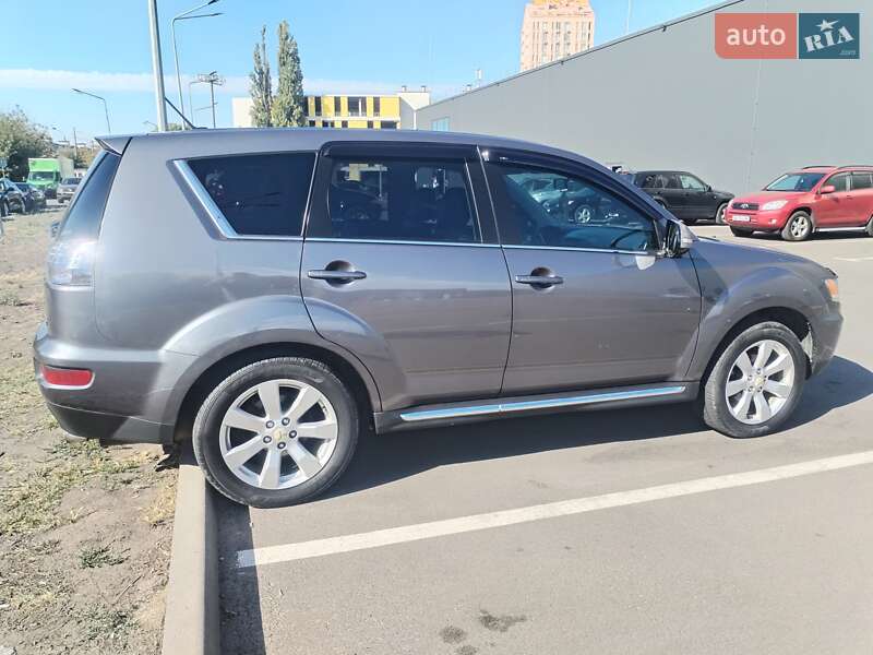 Внедорожник / Кроссовер Mitsubishi Outlander 2010 в Киеве