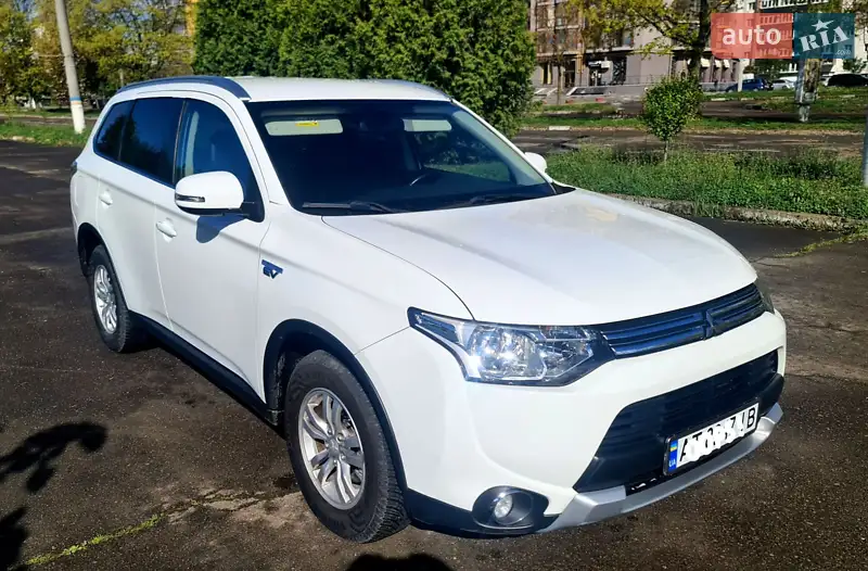 Внедорожник / Кроссовер Mitsubishi Outlander 2014 в 