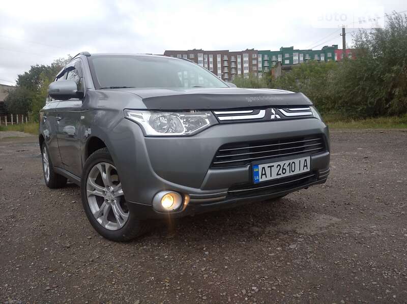 Внедорожник / Кроссовер Mitsubishi Outlander 2012 в 