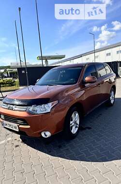 Внедорожник / Кроссовер Mitsubishi Outlander 2013 в Житомире