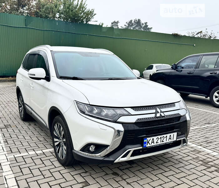 Позашляховик / Кросовер Mitsubishi Outlander 2020 в Києві