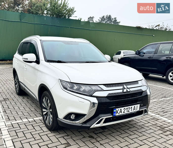 Внедорожник / Кроссовер Mitsubishi Outlander 2020 в Киеве