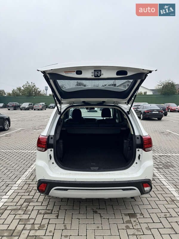Внедорожник / Кроссовер Mitsubishi Outlander 2020 в Киеве