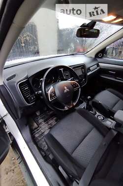 Внедорожник / Кроссовер Mitsubishi Outlander 2012 в 