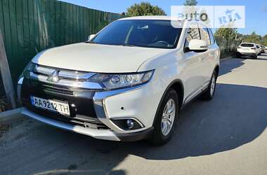 Позашляховик / Кросовер Mitsubishi Outlander 2017 в Бучі