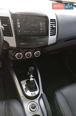Внедорожник / Кроссовер Mitsubishi Outlander 2010 в 