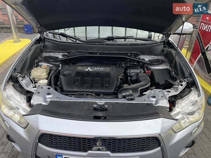Внедорожник / Кроссовер Mitsubishi Outlander 2011 в Ровно