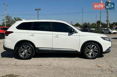 Позашляховик / Кросовер Mitsubishi Outlander 2017 в 