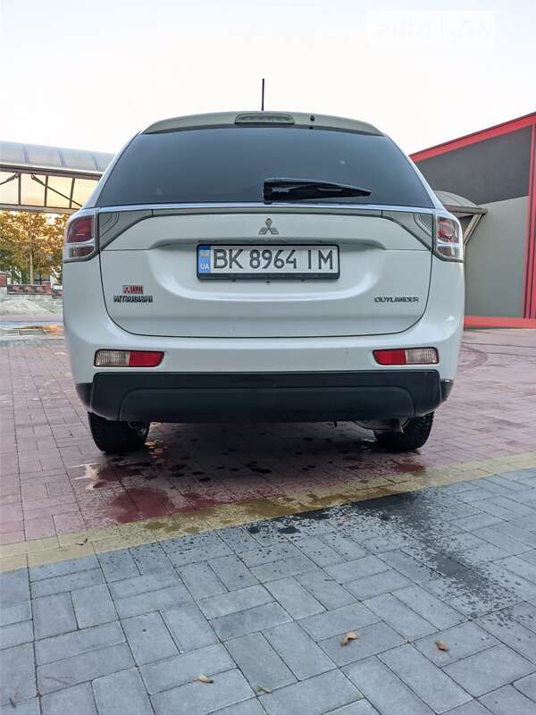 Позашляховик / Кросовер Mitsubishi Outlander 2013 в Рівному