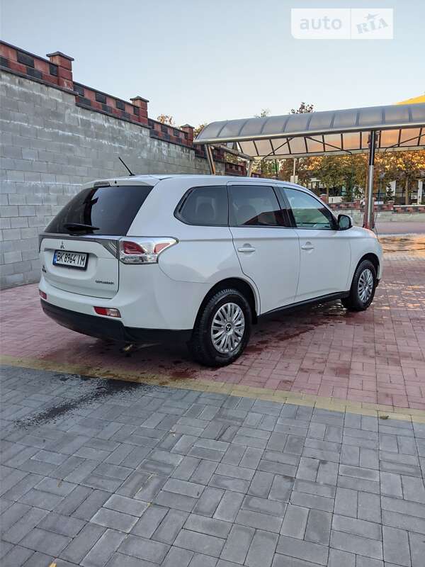 Позашляховик / Кросовер Mitsubishi Outlander 2013 в Рівному