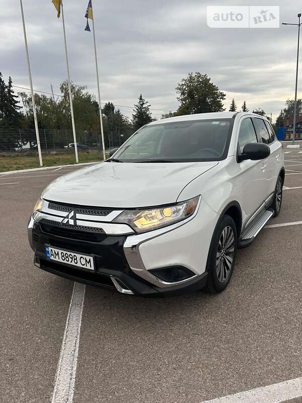 Позашляховик / Кросовер Mitsubishi Outlander 2018 в Житомирі