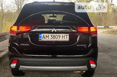 Внедорожник / Кроссовер Mitsubishi Outlander 2015 в Житомире