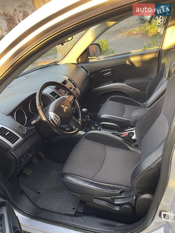 Внедорожник / Кроссовер Mitsubishi Outlander 2011 в Ровно