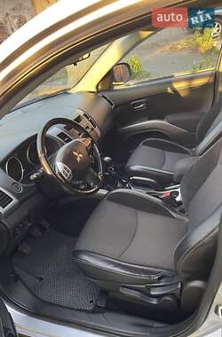 Внедорожник / Кроссовер Mitsubishi Outlander 2011 в 