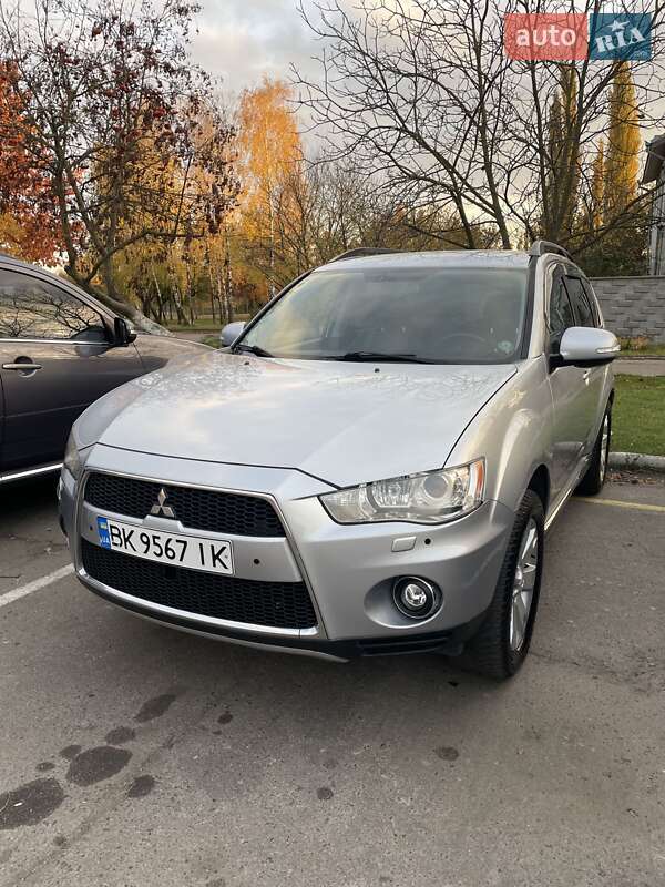 Внедорожник / Кроссовер Mitsubishi Outlander 2011 в Ровно