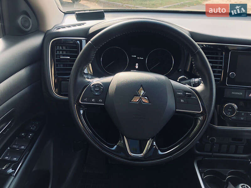 Внедорожник / Кроссовер Mitsubishi Outlander 2017 в Одессе