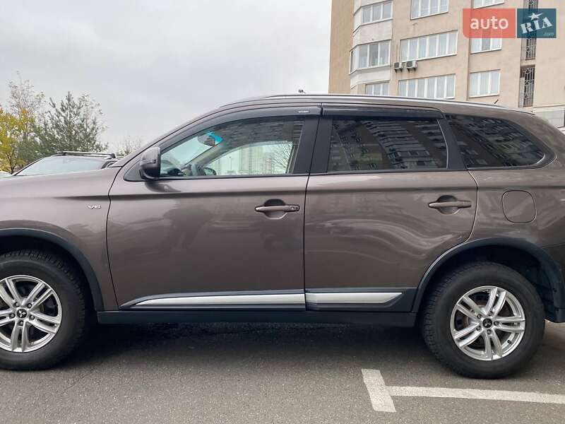 Внедорожник / Кроссовер Mitsubishi Outlander 2015 в Киеве