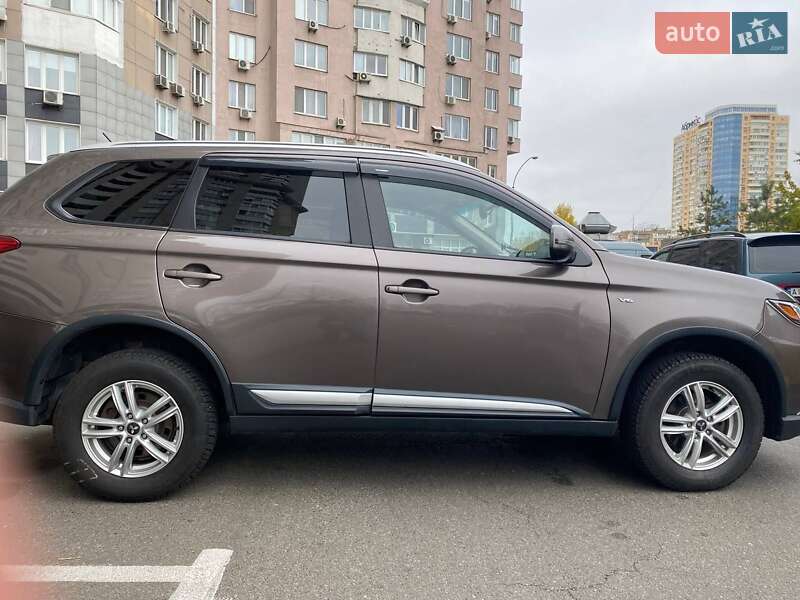 Внедорожник / Кроссовер Mitsubishi Outlander 2015 в Киеве