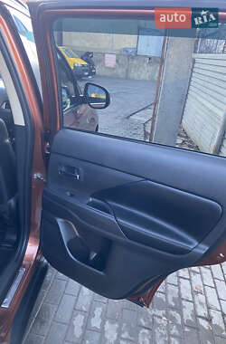 Внедорожник / Кроссовер Mitsubishi Outlander 2012 в 