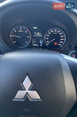 Внедорожник / Кроссовер Mitsubishi Outlander 2012 в 
