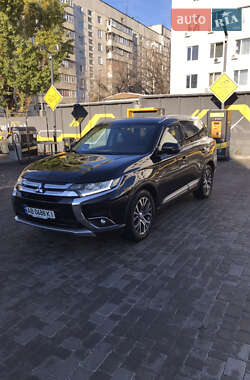 Позашляховик / Кросовер Mitsubishi Outlander 2017 в 