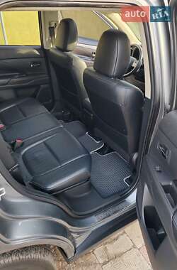 Позашляховик / Кросовер Mitsubishi Outlander 2012 в 