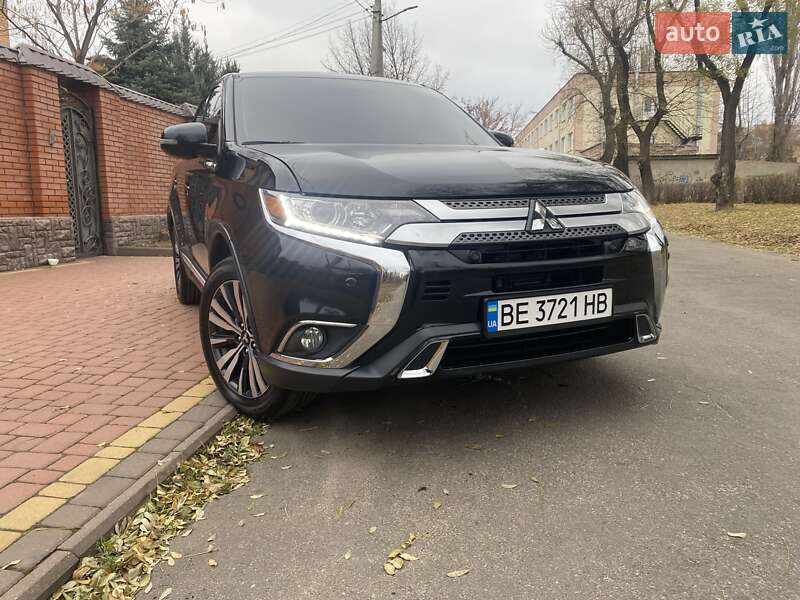 Внедорожник / Кроссовер Mitsubishi Outlander 2019 в Николаеве