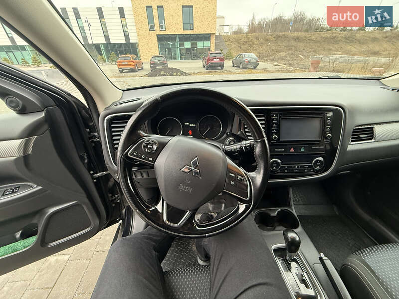 Позашляховик / Кросовер Mitsubishi Outlander 2016 в Хмельницькому