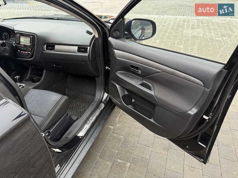 Позашляховик / Кросовер Mitsubishi Outlander 2016 в Хмельницькому