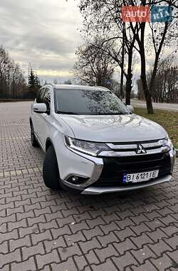Внедорожник / Кроссовер Mitsubishi Outlander 2015 в 