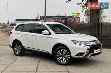 Позашляховик / Кросовер Mitsubishi Outlander 2020 в Києві