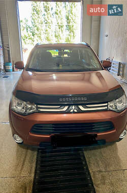 Внедорожник / Кроссовер Mitsubishi Outlander 2012 в 