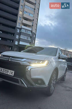 Позашляховик / Кросовер Mitsubishi Outlander 2022 в Києві