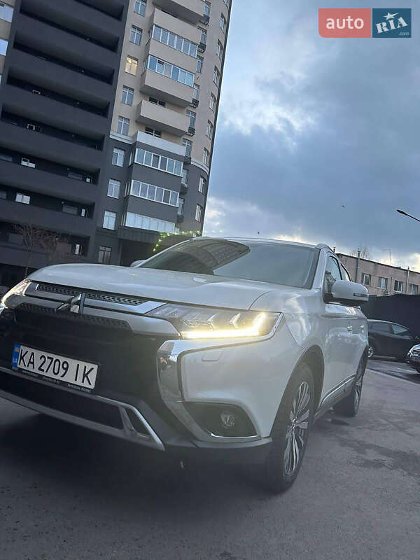 Позашляховик / Кросовер Mitsubishi Outlander 2022 в Києві