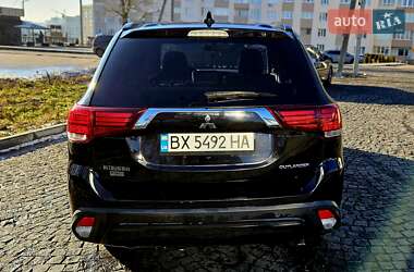 Позашляховик / Кросовер Mitsubishi Outlander 2018 в 