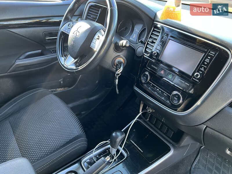 Внедорожник / Кроссовер Mitsubishi Outlander 2017 в Кривом Роге