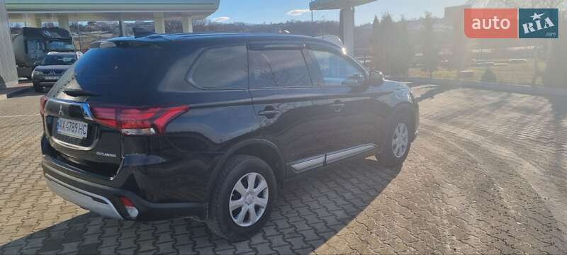 Позашляховик / Кросовер Mitsubishi Outlander 2018 в Чернівцях фото 4 Позашляховик / Кросовер Mitsubishi Outlander 2018 в Чернівцях