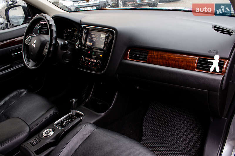 Позашляховик / Кросовер Mitsubishi Outlander 2015 в Львові фото 44 Позашляховик / Кросовер Mitsubishi Outlander 2015 в Львові