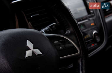 Внедорожник / Кроссовер Mitsubishi Outlander 2015 в 